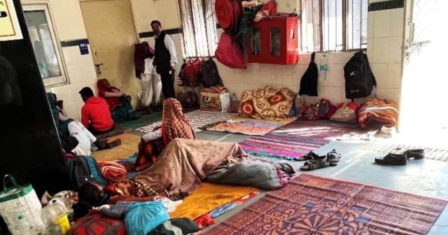 2)	Families waiting in the halls of the SMS Medical College & Hospital, Jaipur.